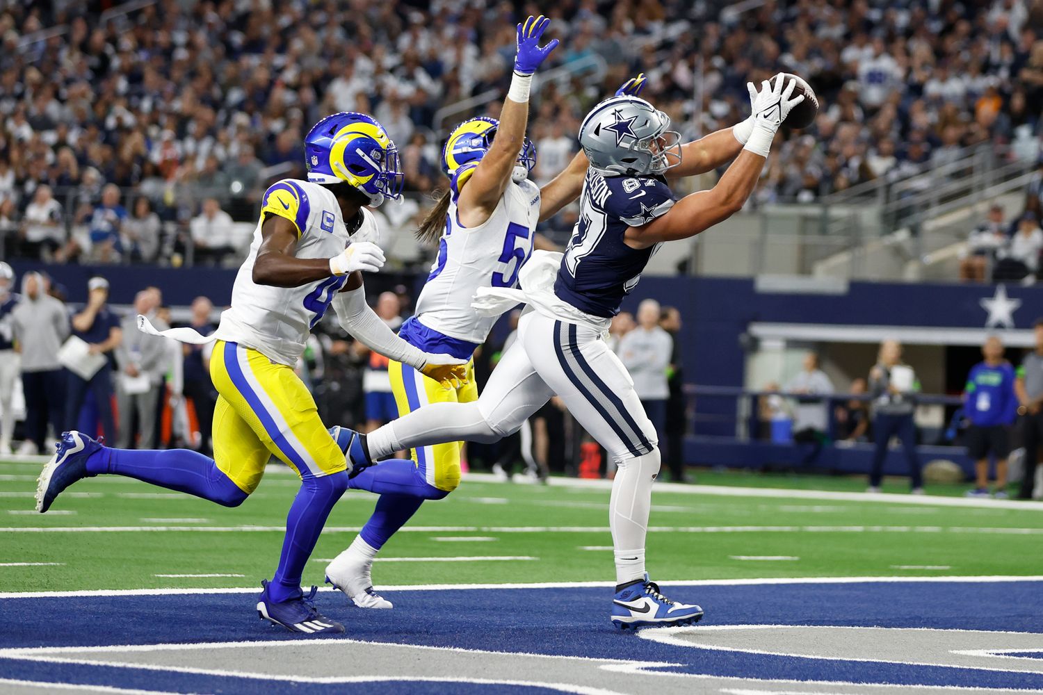 Dallas Cowboys tight end Jake Ferguson (87) catches a touchdown pass against Los Angeles Rams linebacker Christian Rozeboom (56) in the first quarter at AT&T Stadium.